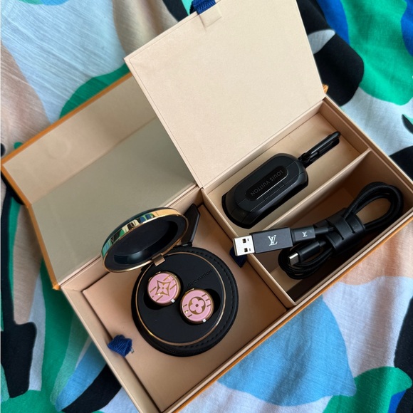 Louis Vuitton Horizon Light Up Earphones - Pink - Picture 2 of 11